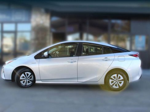 Used 2017 Toyota Prius Four image 2
