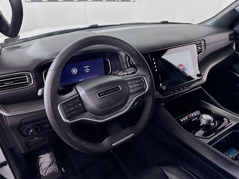 Used 2024 Jeep Wagoneer L Series II image 9