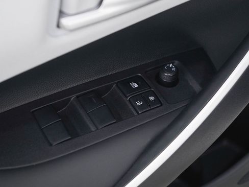 Used 2025 Toyota Corolla SE image 18