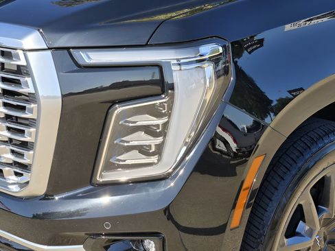 Used 2025 GMC Yukon Denali AWD/4WD image 9