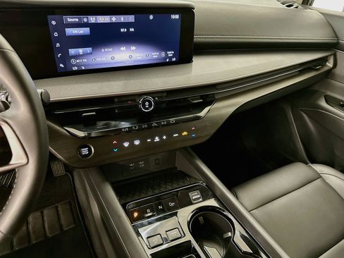 Used 2025 Nissan Murano SV AWD/4WD image 25