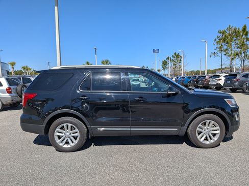 Used 2017 Ford Explorer XLT w/ Equipment Group 202A image 3