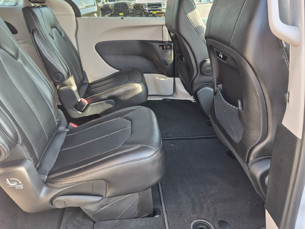 Used 2024 Chrysler Pacifica Touring-L FWD image 27