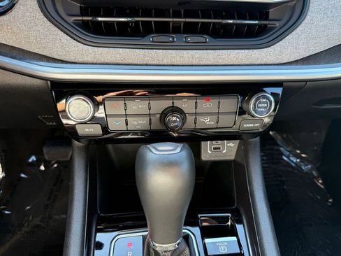 Used 2024 Jeep Compass Latitude AWD/4WD image 18