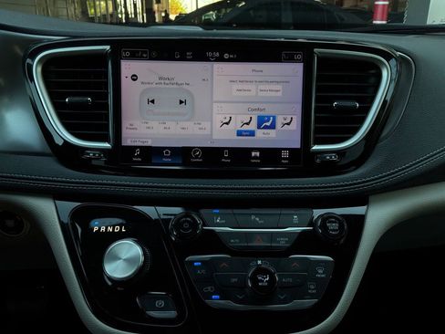 Used 2023 Chrysler Pacifica Touring-L FWD image 31