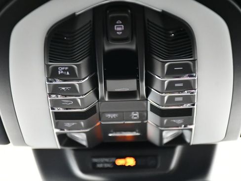 Certified 2024 Porsche Macan AWD/4WD image 19