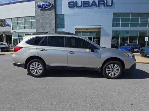 Used 2017 Subaru Outback 2.5i image 9