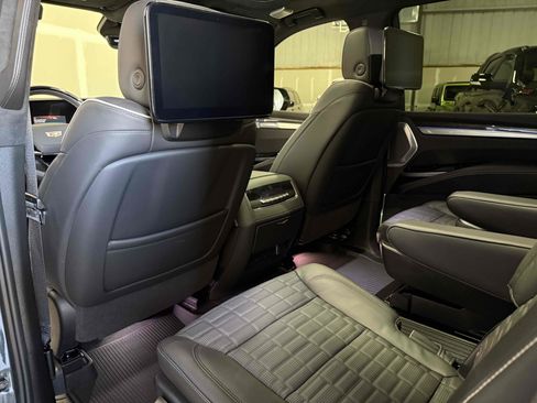 Used 2025 Cadillac Escalade V w/ LPO, ONYX Package image 51