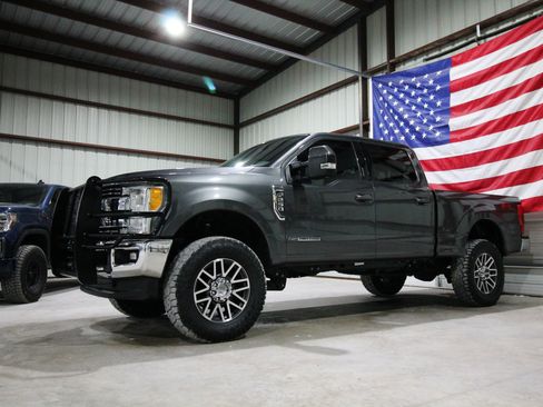 Used 2017 Ford F250 Lariat w/ Lariat Value Package AWD/4WD image 1