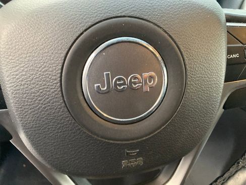 Used 2020 Jeep Grand Cherokee Laredo image 30