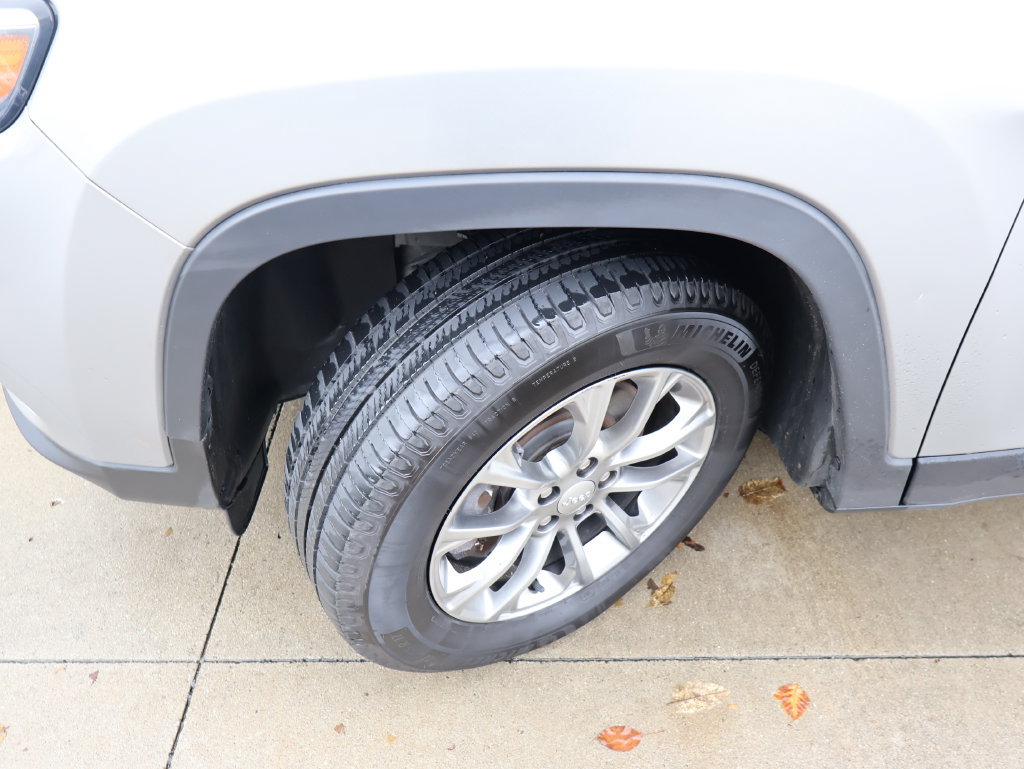 Used 2020 Jeep Cherokee Latitude Plus w/ Cold Weather Group AWD/4WD image 36