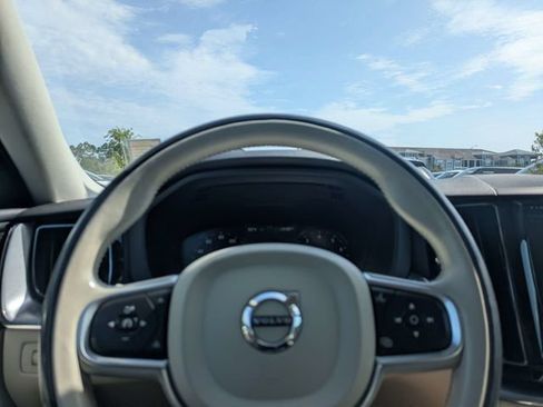 Used 2019 Volvo XC60 T5 Momentum w/ Multimedia Package AWD/4WD image 29