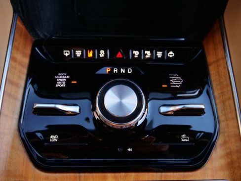 Used 2022 Jeep Grand Wagoneer Series III w/ Rear Seat Video Group 1 image 18