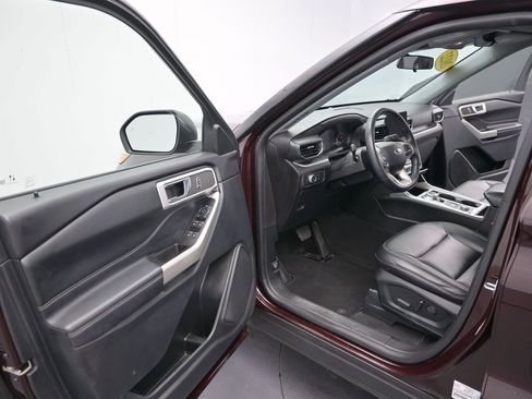 Used 2022 Ford Explorer XLT w/ Equipment Group 202A image 12