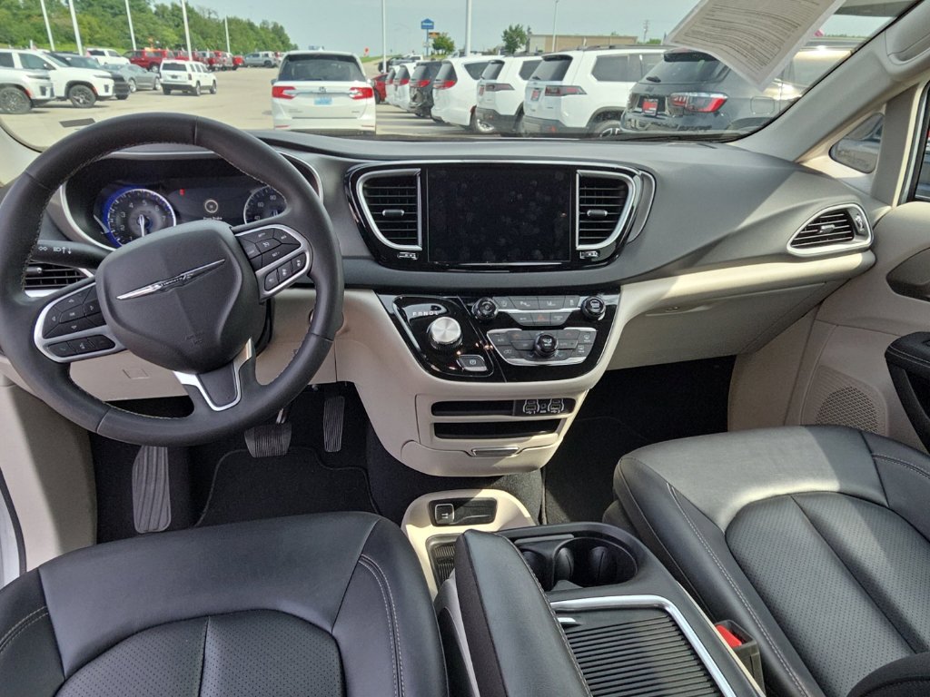 Used 2024 Chrysler Pacifica Touring-L FWD image 14