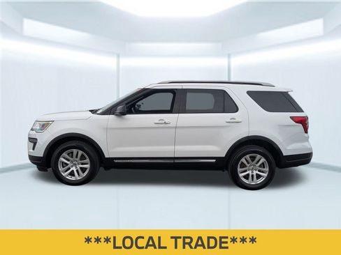 Used 2018 Ford Explorer XLT image 2