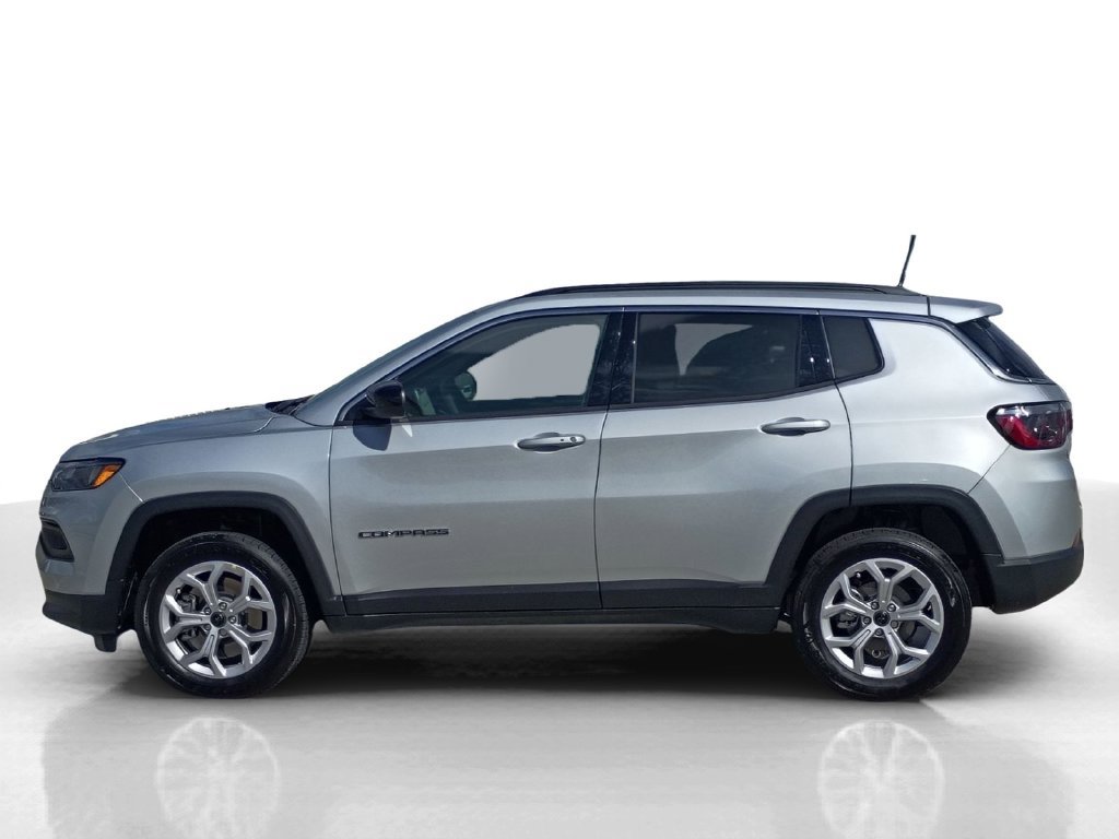 Used 2025 Jeep Compass Latitude AWD/4WD image 9