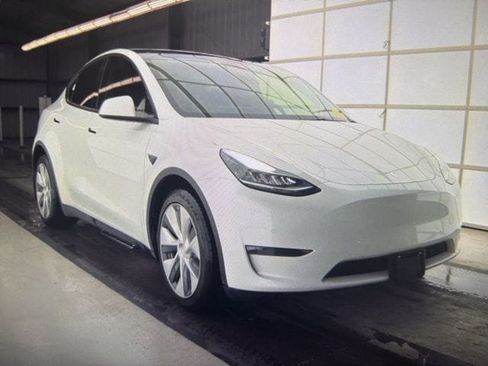 Used 2021 Tesla Model Y Long Range image 1