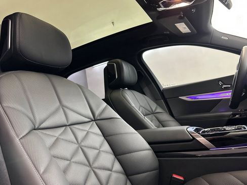 Certified 2024 BMW 740i w/ Premium Package 2 image 32