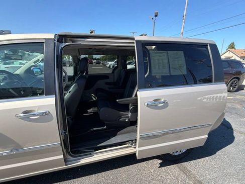 Used 2014 Chrysler Town & Country Touring-L w/ Driver Convenience Group FWD image 23