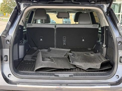 Used 2025 Toyota Highlander XLE AWD/4WD image 9