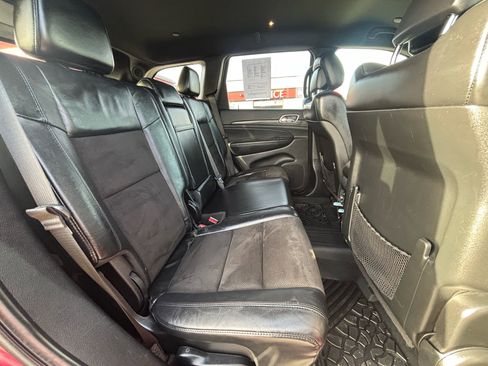 Used 2019 Jeep Grand Cherokee Laredo w/ Laredo X Package image 12