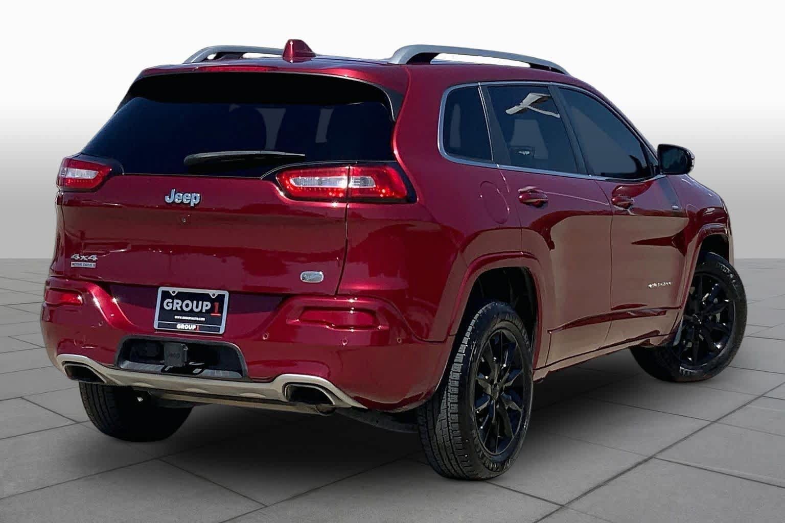 Used 2017 Jeep Cherokee Overland w/ Technology Group AWD/4WD image 13