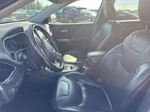 Used 2019 Jeep Cherokee Limited image 17