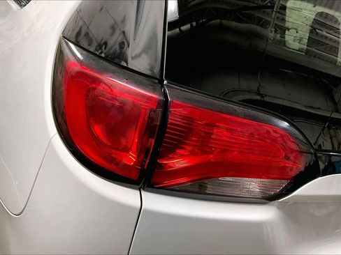 Used 2017 Chrysler Pacifica Limited image 27