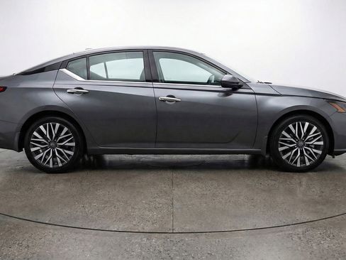 Used 2025 Nissan Altima 2.5 SV image 11
