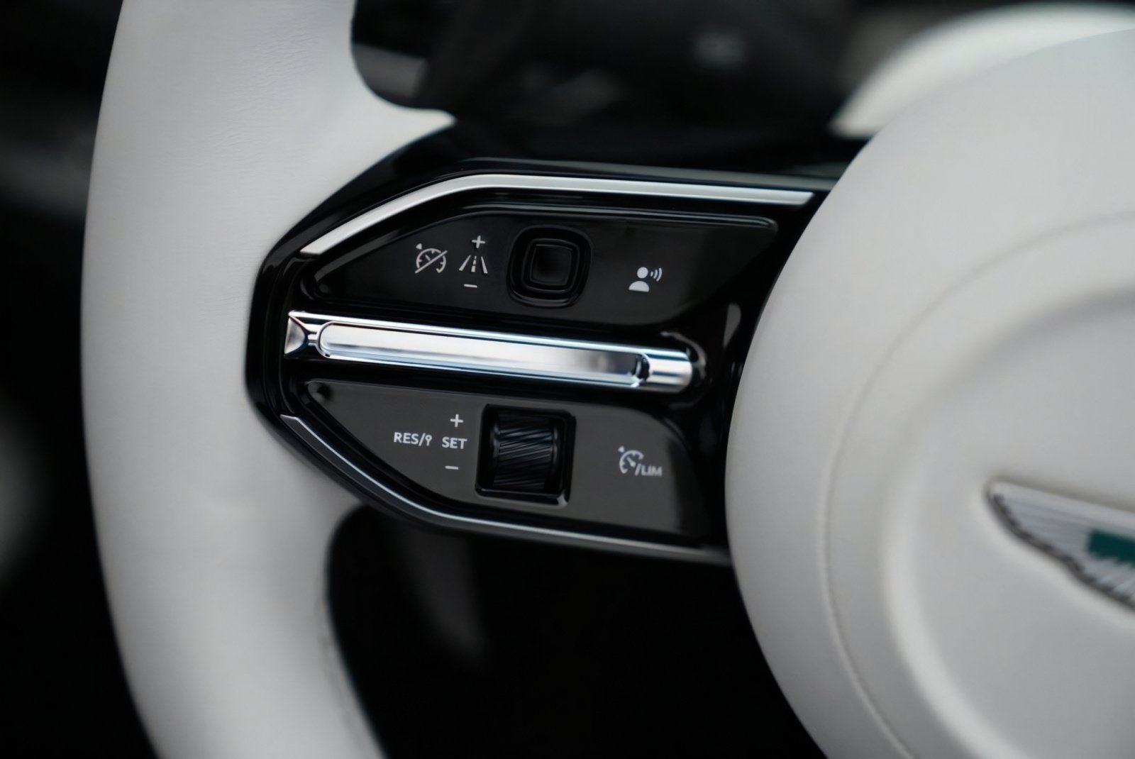 New 2026 Aston Martin Vanquish Convertible RWD image 25