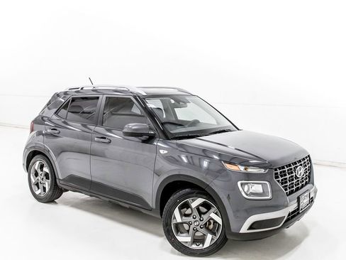 Used 2023 Hyundai Venue SEL FWD image 3