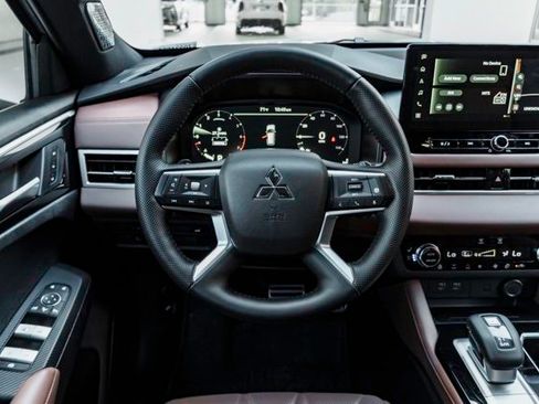 Used 2025 Mitsubishi Outlander SEL image 24