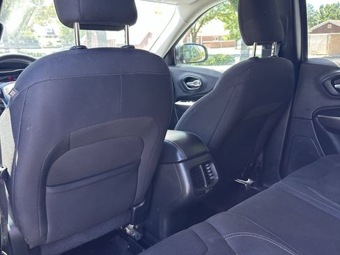 Used 2019 Jeep Cherokee Latitude w/ Popular Appearance Group FWD image 22