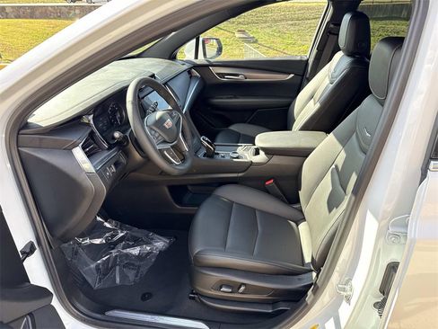 New 2025 Cadillac XT5 Luxury image 14