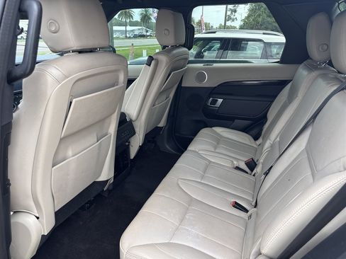 Used 2020 Land Rover Discovery SE image 13