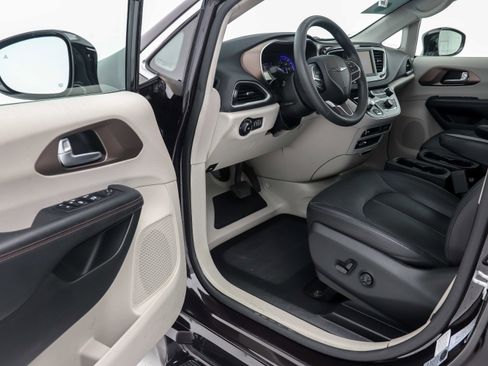 Used 2018 Chrysler Pacifica Touring Plus image 21