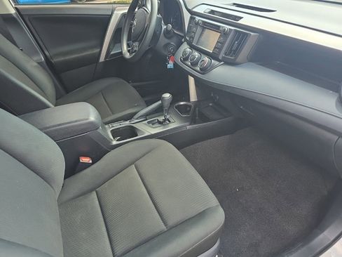 Used 2018 Toyota RAV4 LE image 10