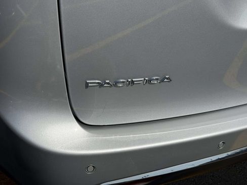 Used 2023 Chrysler Pacifica Touring-L FWD image 11