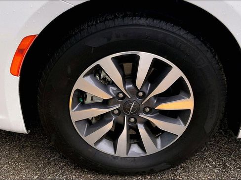 Used 2024 Chrysler Pacifica Select image 8