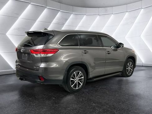 Used 2017 Toyota Highlander XLE image 4