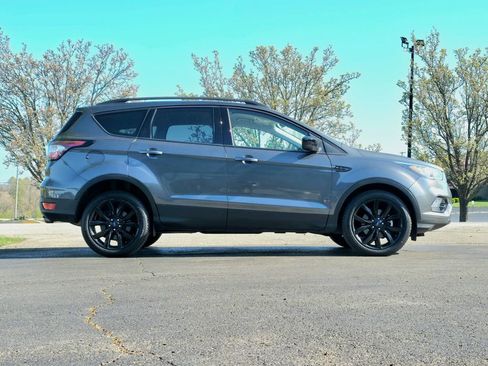 Used 2017 Ford Escape SE w/ SE Sport Appearance Package image 3