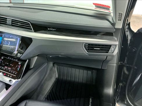 Certified 2024 Audi Q8 e-tron Premium Plus w/ Premium Plus Package AWD/4WD image 18