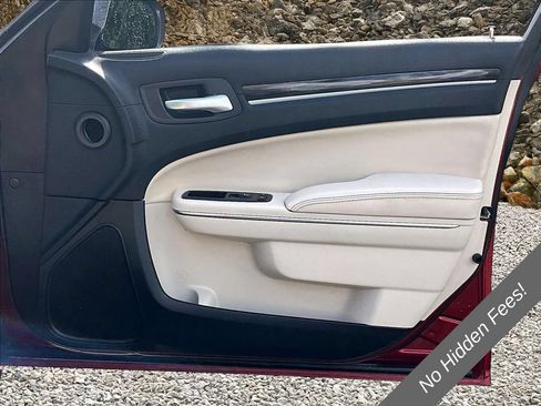 Used 2015 Chrysler 300 Limited RWD image 19