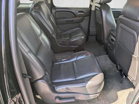 Used 2010 Chevrolet Suburban LTZ RWD image 18