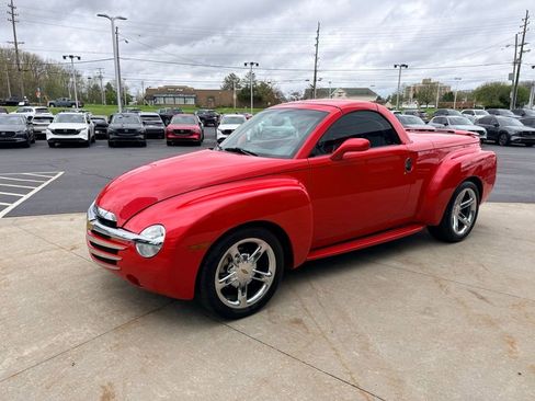 Used 2004 Chevrolet SSR w/ Preferred Equipment Group RWD image 2