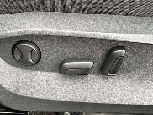 Used 2022 Volkswagen Tiguan SE w/ Panoramic Sunroof Package FWD image 16