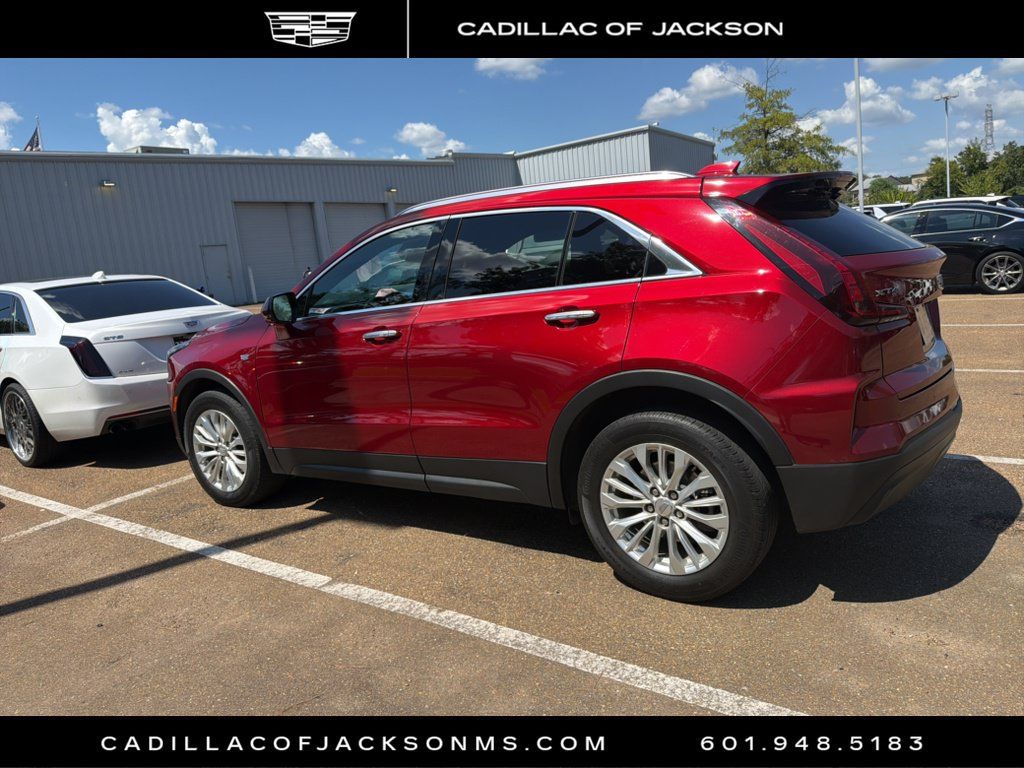 Used 2024 Cadillac XT4 Luxury w/ Cold Weather Package FWD image 1