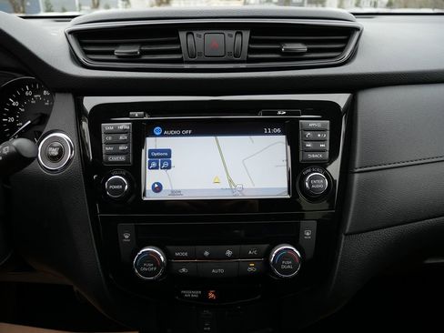 Used 2017 Nissan Rogue SV w/ SV Premium Package image 13