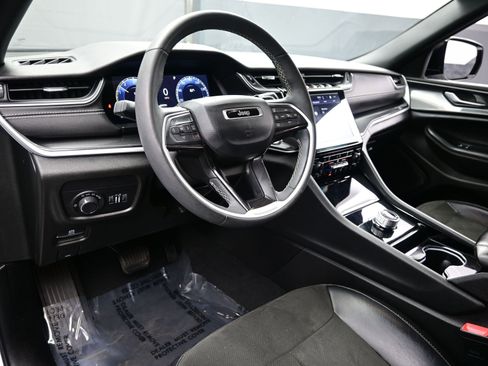 Used 2023 Jeep Grand Cherokee L Laredo image 13